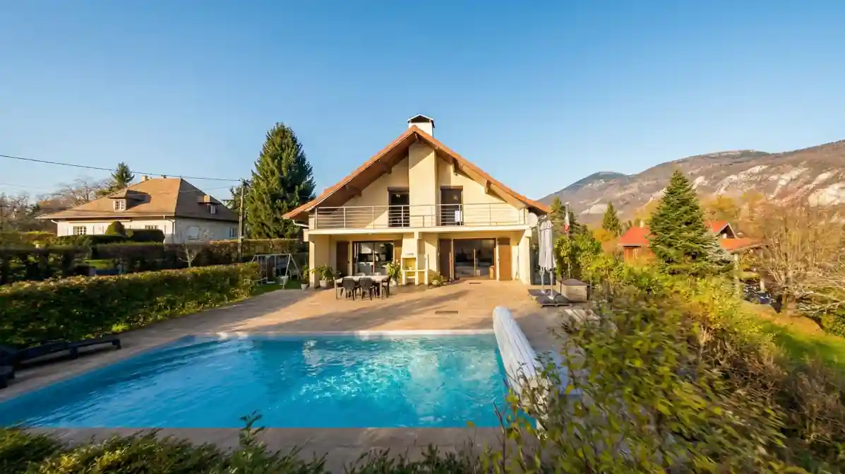 Maison au bord du lac Novalaise - Aelis Vision