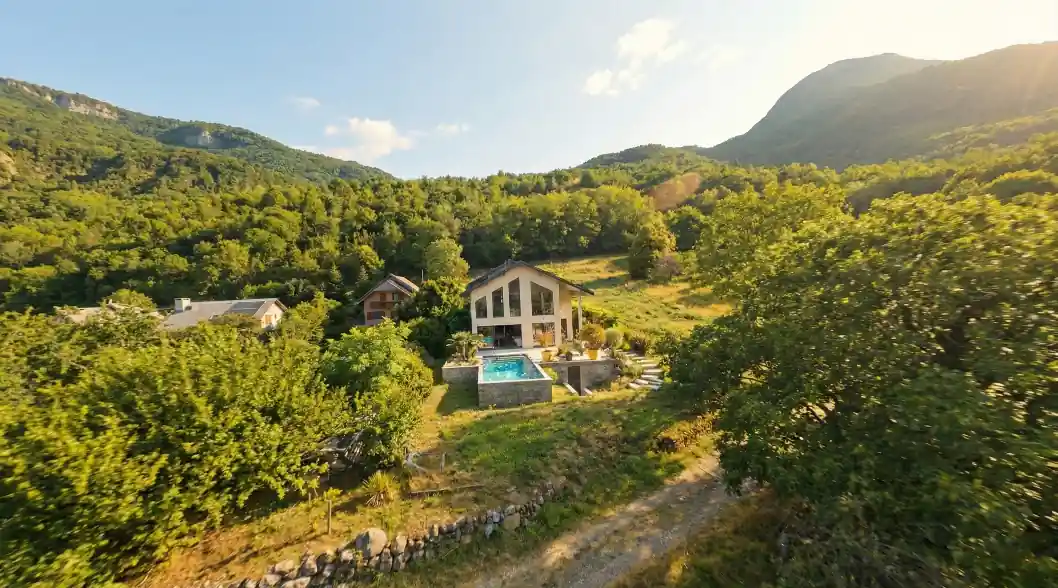 Vidéo drone FPV immobilier - Villa au coeur des vignes à Cruet (73) - Production Aelis Vision Villa au coeur des vignes - Julien Blanchet Capifrance - Aelis Vision