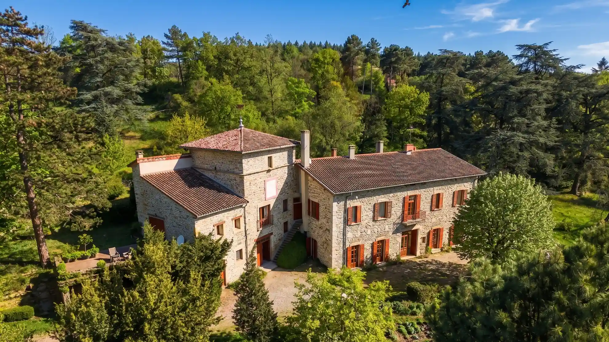 Vidéaste drone FPV immobilier Lyon - Bastide de la Tour, Millery - Production Aelis Vision Vidéo drone FPV immobilier Lyon - Reportage vidéo et photo sur-mesure Bastide de la Tour, Millery (69) - Aelis Vision
