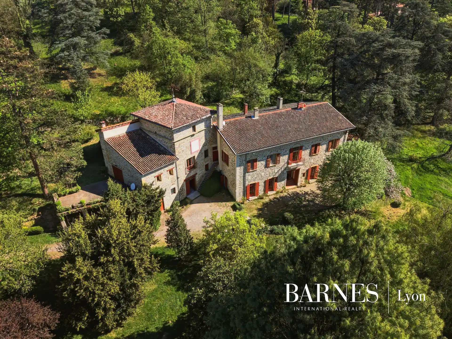 Vidéo drone FPV immobilier Lyon - Survol aérien de la Bastide de la Tour, Millery (69) - Production Aelis Vision