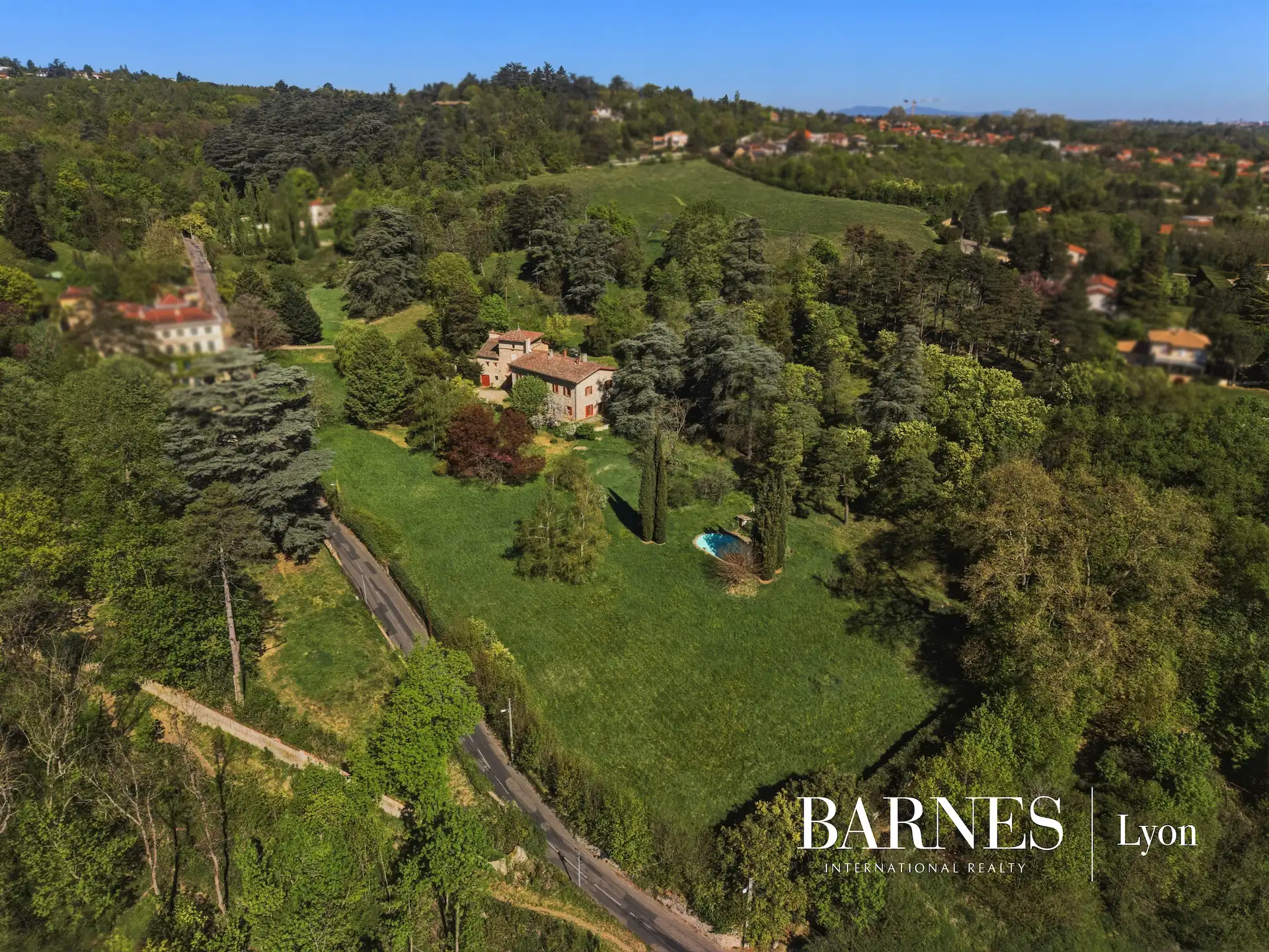 Reportage aérien drone immobilier - Parc arboré 2,3 ha de la Bastide de la Tour - Aelis Vision, Rhône