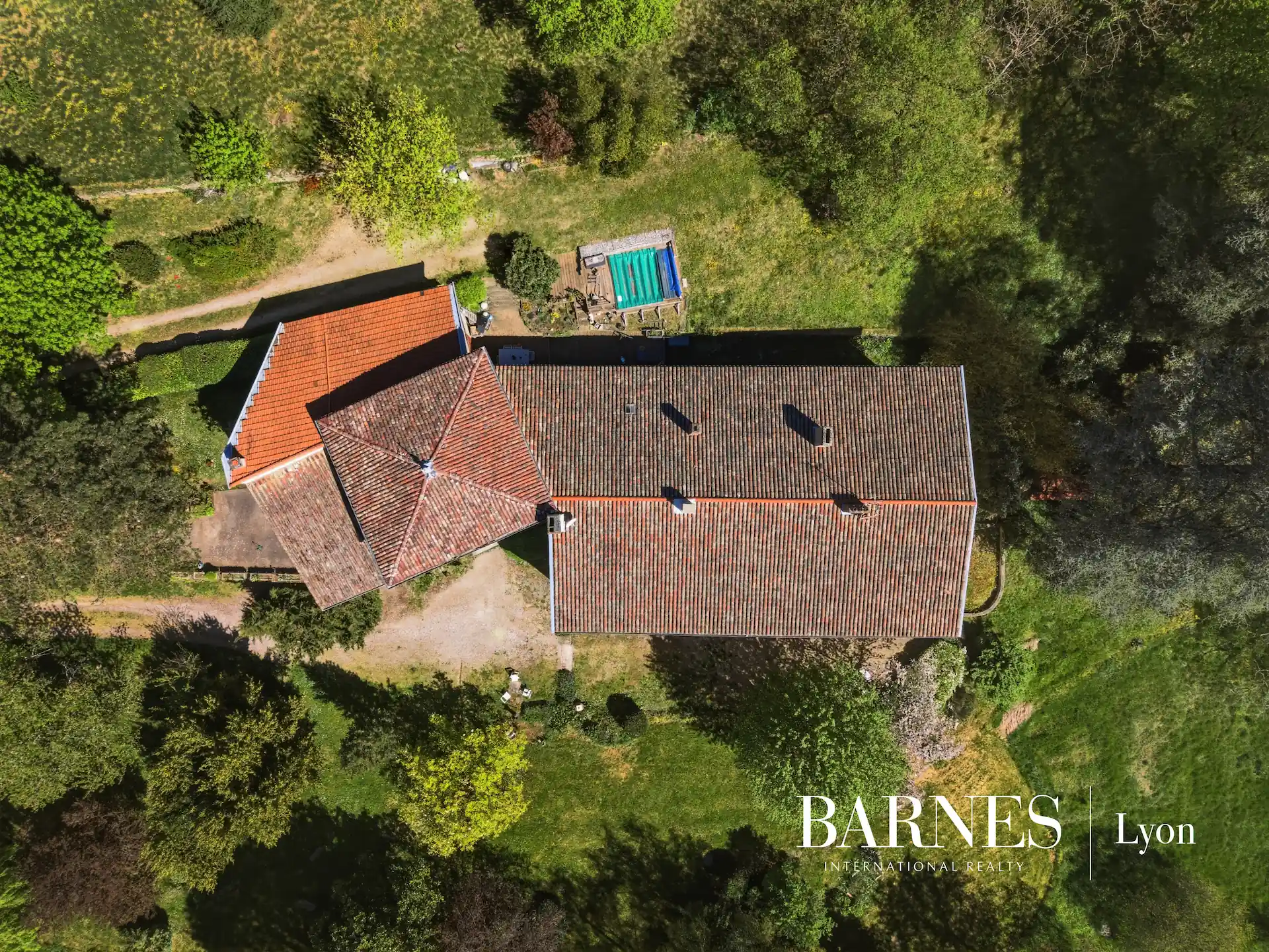 Vidéo drone immobilier de prestige - Domaine de la Bastide de la Tour, Millery (69) - Aelis Vision