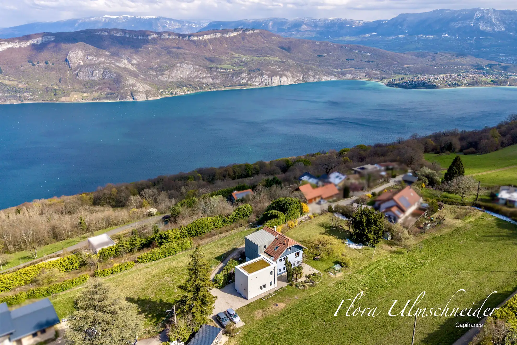Vue aérienne drone d'une maison avec panorama sur le lac du Bourget et le Mont Blanc à Ontex en Savoie