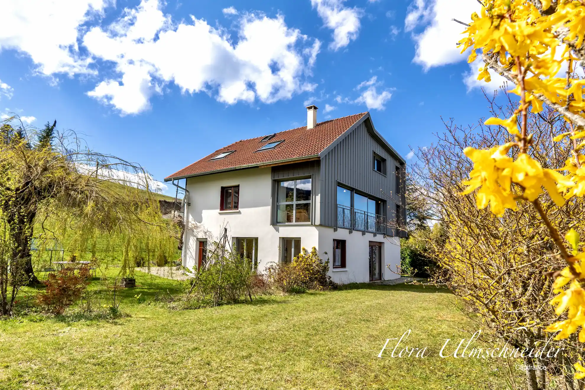 Façade extérieure maison contemporaine avec vue dégagée sur le lac du Bourget en Savoie