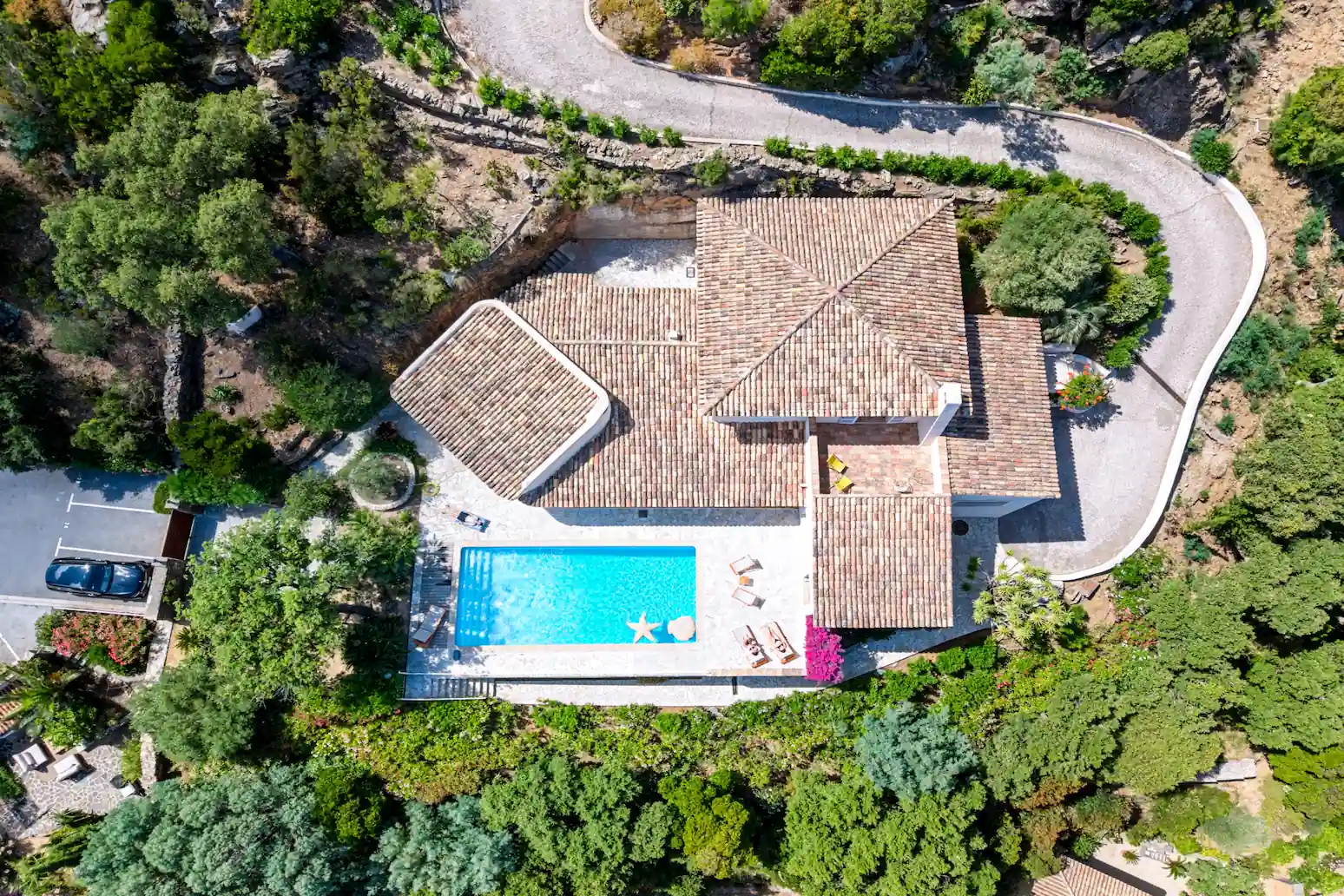 Survol drone de la villa moderne avec vue mer sur la Côte d'Azur