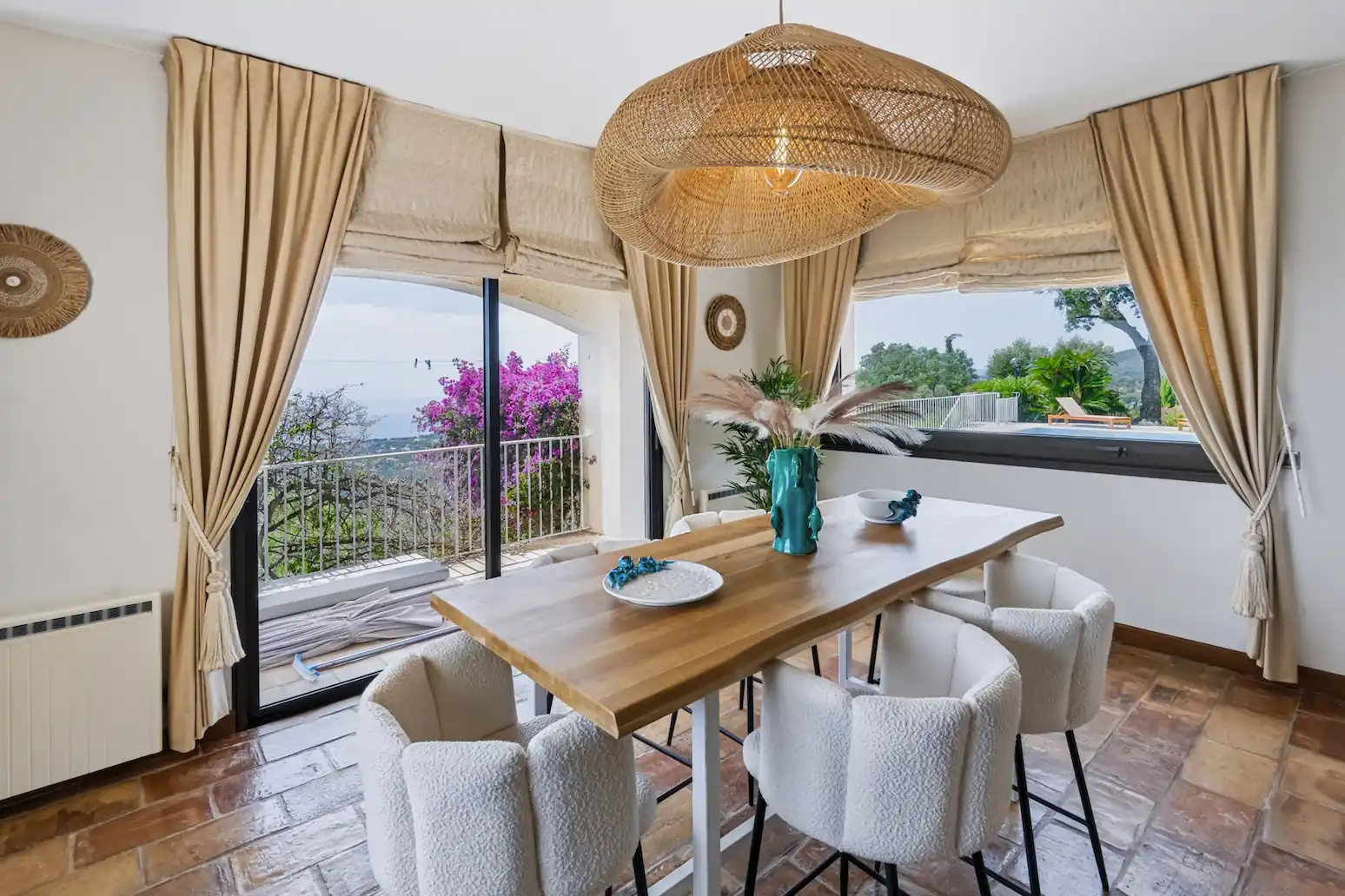 Intérieur moderne et design de la villa avec vue mer panoramique