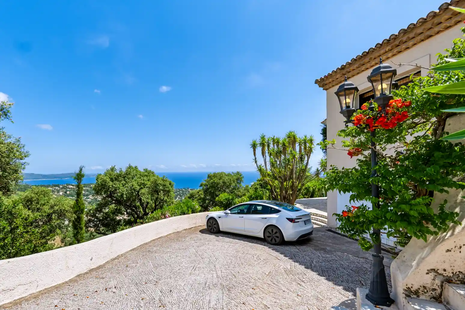 Salon lumineux et cuisine ouverte dans la villa sur la Côte d'Azur