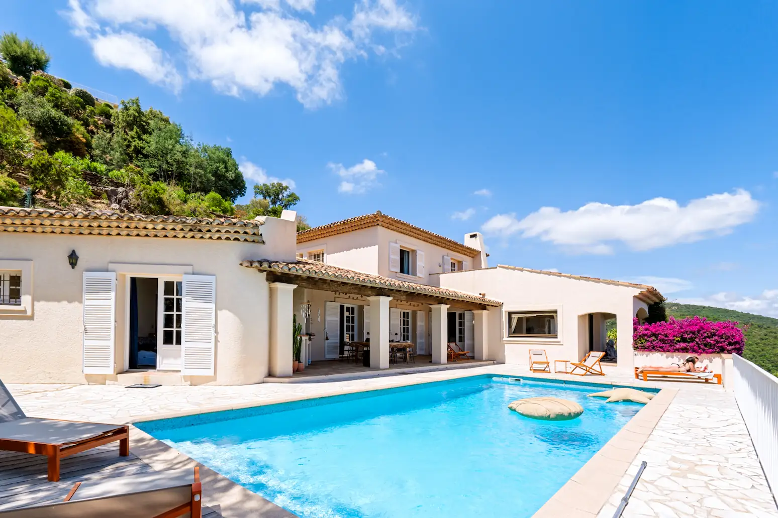 Chambre d'exception et vue panoramique mer dans la villa de prestige