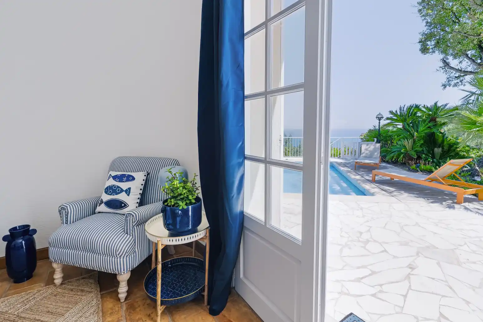 Terrasse et espace extérieur de la villa contemporaine Côte d'Azur