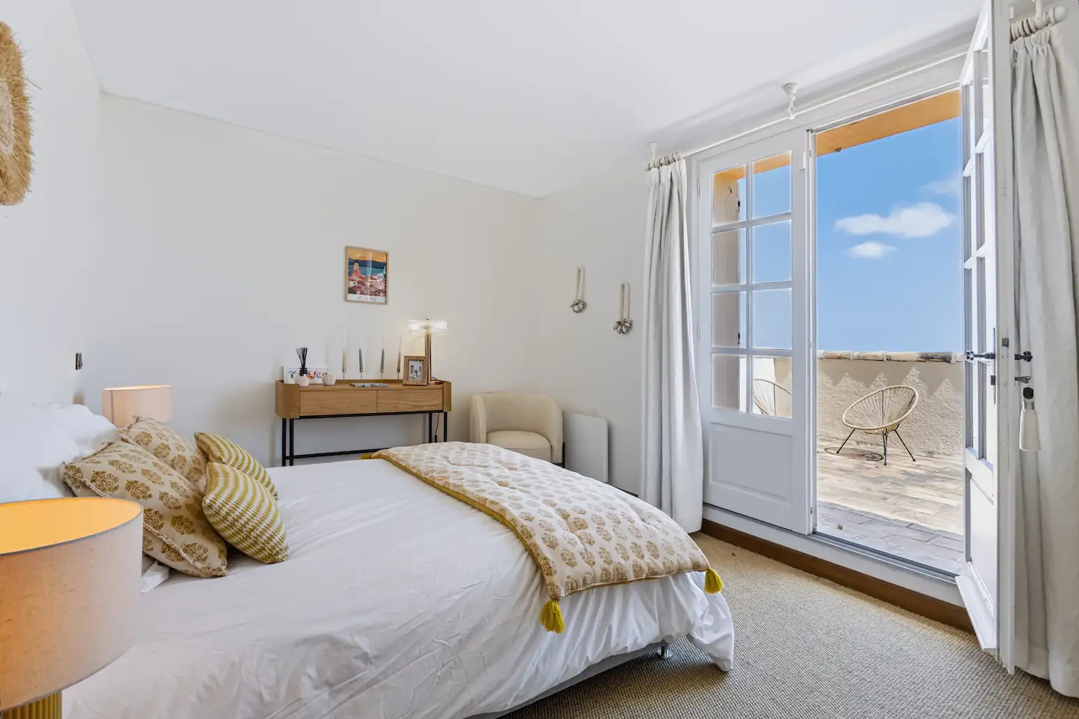 Mise en situation et architecture moderne de la demeure de luxe
