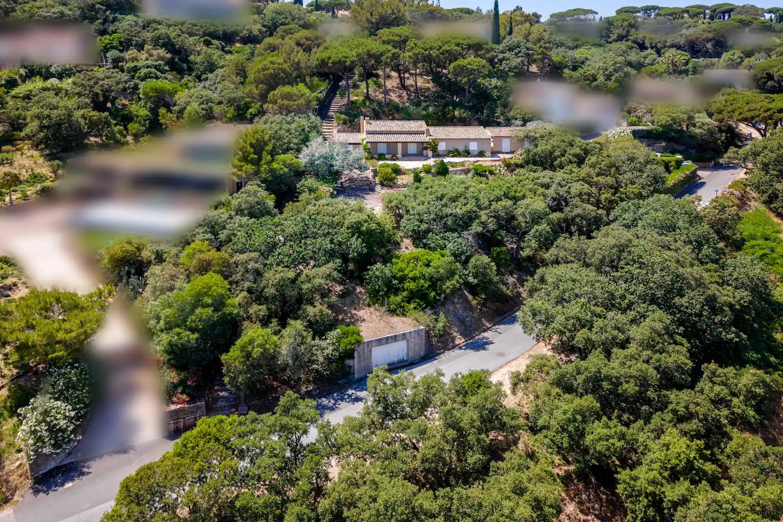 Survol drone de la villa moderne avec vue mer à Ramatuelle