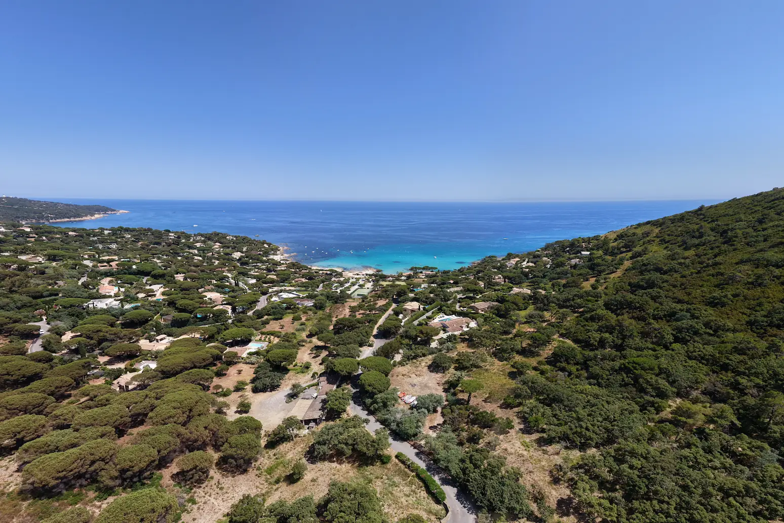 Photo aérienne drone FPV de la propriété à Ramatuelle (Var)