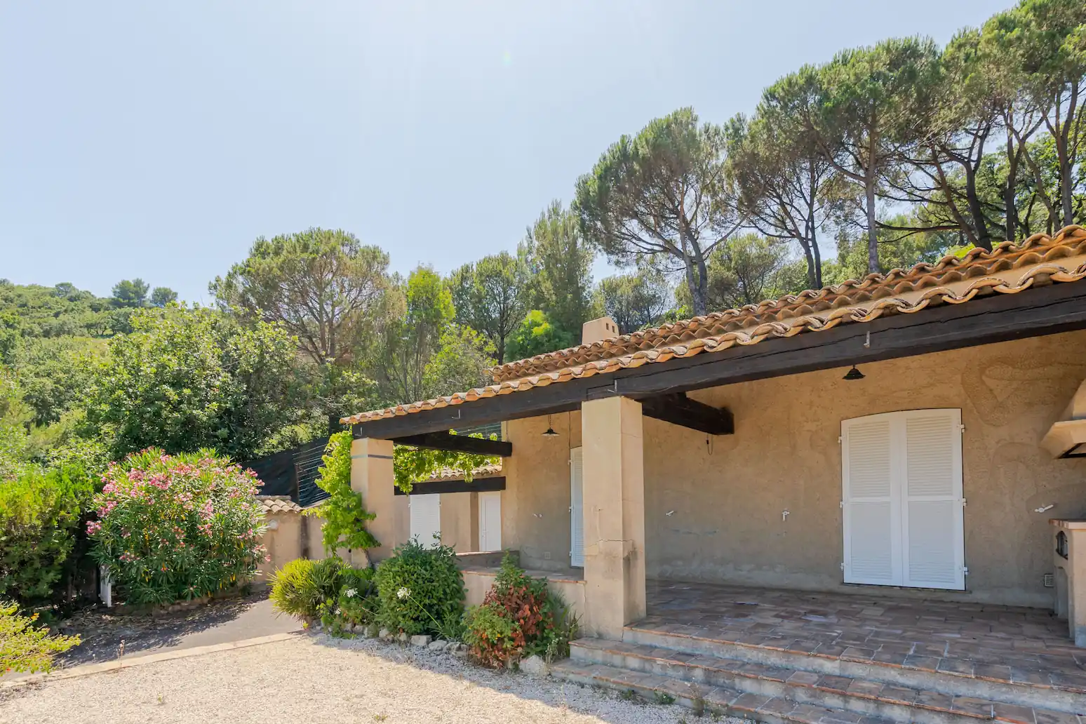 Mise en situation 3D de la villa contemporaine vue mer à Ramatuelle